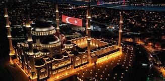 15 Temmuz'un yıldönümünde tüm camilerden sela sesleri yükseldi
