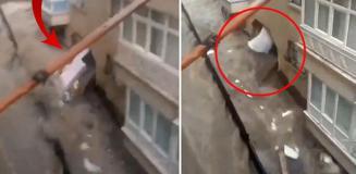 Ankara'da selin şiddetini en iyi anlatan görüntü! Sular, evin duvarını patlattı