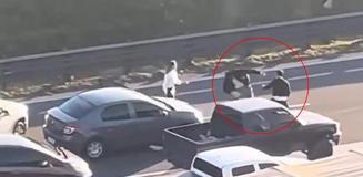 Trafik kavgasında beklenmedik son: Cüsseli saldırgan iki kez yere yığıldı