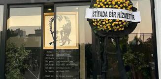 Altay taraftarı, ''İstifa da bir hizmettir'' diyerek tesislere siyah çelenk bıraktı
