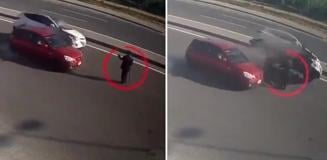 Aniden yola çıkan yaya, trafiği birbirine kattı