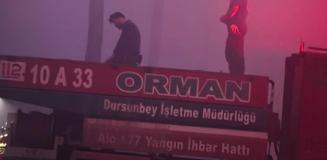 Bursa'da alevlerle mücadele eden ekipler sabah namazını aracın üzerinde kıldı