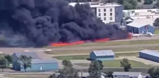 Sert iniş yapan uçak, pistteki uçaklara çarpıp alev aldı! O anlar kamerada