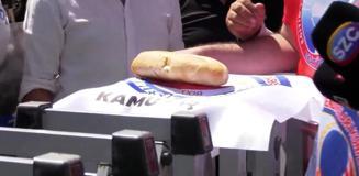 Memurlar sokağa indi! Çalışma Bakanlığı'nın önüne ekmek bıraktılar