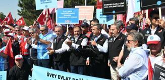 İş bırakan memurlar Hazine ve Maliye Bakanlığı'nın önünde resti çekti: Alnını karışlarım
