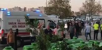Freni boşalan tır, iş yerine daldı! 3 kişi yaralandı