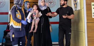 Evde fare zehri yiyen bebek, hastanede yaşam savaşı veriyor