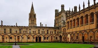 AK Partili Rümeysa Kadak, Oxford'un yeni reklam yüzü oldu