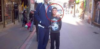 Nereden nereye! Ayakkabısı yırtık bu çocuğu şimdi bütün Türkiye tanıyor