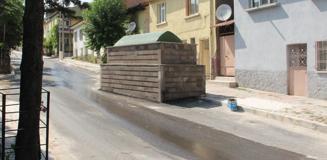 60 yılı aşkındır yol ortasında duruyor, kaldırmaya çalışan kepçe kırılıyor