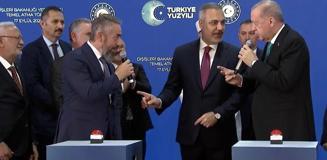 Cumhurbaşkanı Erdoğan'ın temel atma töreninde firma yetkilisini terlettiği anlar