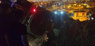 Freni patlayan kamyon devrildi, sürücü kayboldu