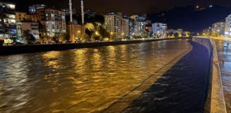 Giresun'u şiddetli yağış vurdu! Heyelan oluştu, yollar göle döndü