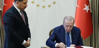 Cumhurbaşkanı Erdoğan gece yarısı imzaladı! 4 bakanlığa onlarca atama