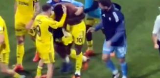 Yorumlar bomba! Kerem Aktürkoğlu Jhon Duran'a zorla secde ettirdi Yorumlar bomba! Kerem Aktürkoğlu Jhon Duran'a zorla secde ettirdi