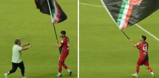 Beğeni yağıyor! Sahaya bayrak dikmeye giden futbolcusuna engel oldu Beğeni yağıyor! Sahaya bayrak dikmeye giden futbolcusuna engel oldu