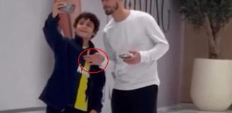 Cerny'nin Fenerbahçeli taraftarla fotoğraf çekilirken yaptığı hareket gündem oldu