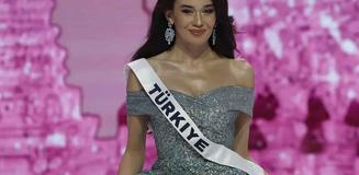 Ceren Arslan Türk bayraklı paylaşımı ve Hürrem elbisesiyle beğeni topladı