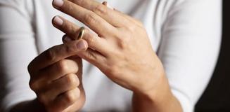 Yargıtay'dan emsal karar! Tek bir 'tık' dahi evliliğinizi yıkabilir Yargıtay'dan emsal karar! Tek bir 'tık' dahi evliliğinizi yıkabilir