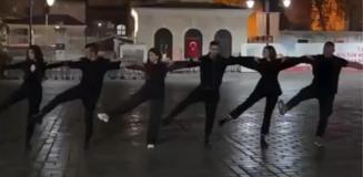 Ayasofya önündeki sirtaki gösterisi ortalığı karıştırdı