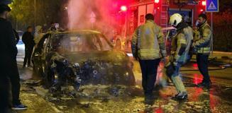 Küçükçekmece'de seyir halindeyken alev alan otomobil kullanılamaz hale geldi