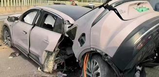 Dev firmanın elektrikli aracı kazada ikiye bölündü