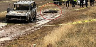 Resmen vahşet! Yanmış otomobilin yanında bulunan cesedin başı kayıp Resmen vahşet! Yanmış otomobilin yanında bulunan cesedin başı kayıp