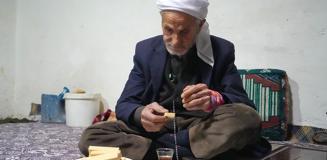 86 yaşındaki Rüstem dede 50 yıldır sadece çay içip ve gofret yiyor 86 yaşındaki Rüstem dede 50 yıldır sadece çay içip ve gofret yiyor