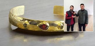 Altın bilekliği bulunca bakın ne yaptı?