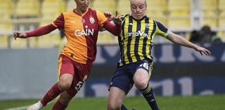 Kadınlar derbisinde Galatasaray'ı deviren Fenerbahçe 11'de 11 yaparak liderliğe yükseldi Kadınlar derbisinde Galatasaray'ı deviren Fenerbahçe 11'de 11 yaparak liderliğe yükseldi