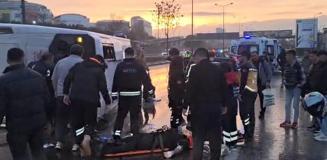 Maltepe D-100'de servis minibüsü devrildi Maltepe D-100'de servis minibüsü devrildi