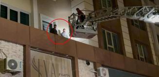 Pencereden çarşafla inerken gören hırsız sandı, gerçek çok başka çıktı Pencereden çarşafla inerken gören hırsız sandı, gerçek çok başka çıktı