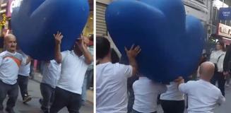 Vatandaşlar şaşkınlıkla izledi! Bir grup cüce cadde boyunca 'F' harfi taşıdı