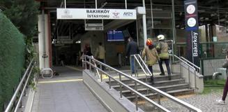 Bakırköy Marmaray İstasyonunda bir kişi raylara düştü; seferlerde aksama yaşandı