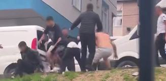 Başakşehir'de kardeş kavgası: Sopa, kemer ve bıçaklar havada uçuştu Başakşehir'de kardeş kavgası: Sopa, kemer ve bıçaklar havada uçuştu