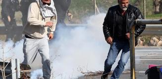 Yunanistan'ın Girit Adası'nda çiftçiler havalimanını basıp polisle çatıştı Yunanistan'ın Girit Adası'nda çiftçiler havalimanını basıp polisle çatıştı