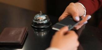 Otellerde yeni dönem! Resepsiyona kimlik bırakma devri bitti Otellerde yeni dönem! Resepsiyona kimlik bırakma devri bitti