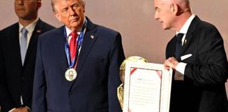 Trump'a 'Barış Ödülü' veren FIFA, kendi kurallarını ihlal etmekle suçlanıyor Trump'a 'Barış Ödülü' veren FIFA, kendi kurallarını ihlal etmekle suçlanıyor