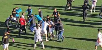 Maç bitti, sahada yumruklar konuştu Maç bitti, sahada yumruklar konuştu