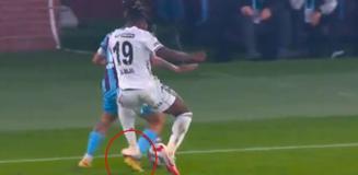 Beşiktaş, Trabzonspor karşısında 10 kişi kaldı Beşiktaş, Trabzonspor karşısında 10 kişi kaldı