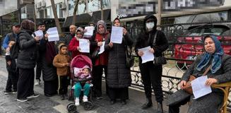 Dükkan kapandı, mahalle ayağa kalktı! Kadınlar evinin önünde eylem yaptı Dükkan kapandı, mahalle ayağa kalktı! Kadınlar evinin önünde eylem yaptı