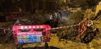 İstanbul'da yol çöktü! Bir işçi göçük altında kaldı İstanbul'da yol çöktü! Bir işçi göçük altında kaldı