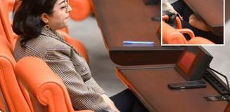 DEM Partili Öznur Bartın TBMM'de ayakkabılarını çıkardı DEM Partili Öznur Bartın TBMM'de ayakkabılarını çıkardı