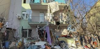 Mahalleli kokudan isyan etti, evden kamyon kamyon çöp çıkarıldı Mahalleli kokudan isyan etti, evden kamyon kamyon çöp çıkarıldı