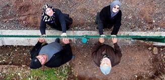 Kemal Sunal'ın filmi gerçek oldu! Gece yarısı çekilen tel örgüye mahalleli isyan etti Kemal Sunal'ın filmi gerçek oldu! Gece yarısı çekilen tel örgüye mahalleli isyan etti