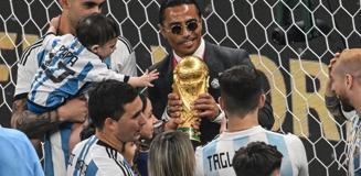 2022 yılında Arjantin'in şampiyonluk kutlamalarına izinsiz şekilde dahil olan Nusret kriz çıkardı 2022 yılında Arjantin'in şampiyonluk kutlamalarına izinsiz şekilde dahil olan Nusret kriz çıkardı