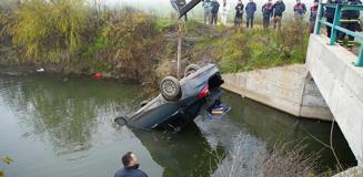 Kazada ölen arkadaşını araçta bırakıp kaçtılar Kazada ölen arkadaşını araçta bırakıp kaçtılar