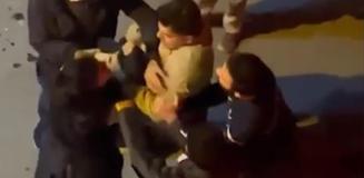 Taksici ile kadınların kavgası kamerada Taksici ile kadınların kavgası kamerada