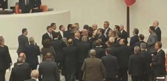 Meclis'te 'Atatürk' polemiği! AK Partili ve CHP'li vekiller birbirinin üzerine yürüdü