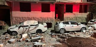 Binanın çatısından kopan parçalar araçları hurdaya çevirdi